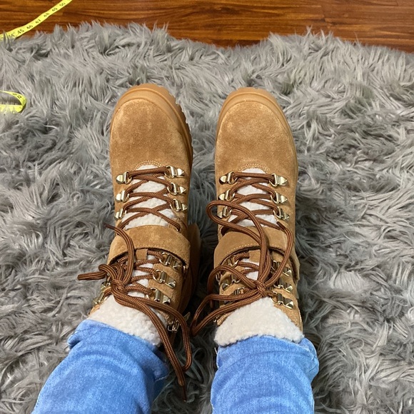 MARC FISHER WOMEN SUEDE HEELED COMBAT BOOTS. SIZE 6M. - Picture 4 of 8